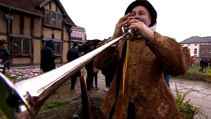 Một lính kèn đang trình diễn tại Stratford-upon-Avon - quê hương của Shakespeare.